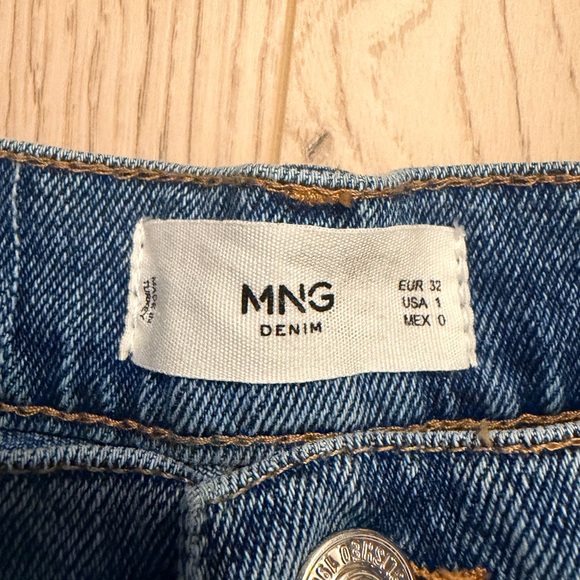 Mango Floral Tapestry Appliqué Distressed Denim Shorts Size 1 - Picture 2 of 4